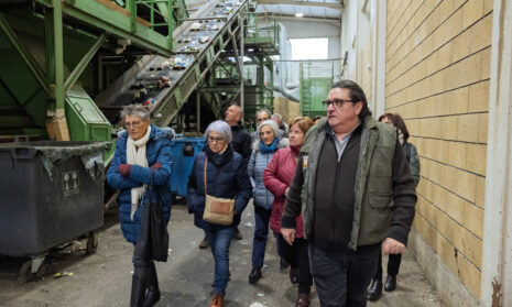 Foto noticia - JUBILADOS Y JUBILADAS DE PUENTE LA REINA/GARES, COMPRUEBAN IN SITU LA IMPORTANCIA DE SEPARAR CORRECTAMENTE LOS RESIDUOS EN EL HOGAR