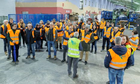 Foto noticia - Visita del Consejero de Cohesión Territorial Oscar Chivite y las entidades locales de Navarra a las instalaciones de Traperos de Emaús en Berriozar