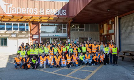 Foto noticia - VISITA DEL CENTRO ESCOLAR SAN MIGUEL DE LARRAGA A LAS INSTALACIONES DE TRAPEROS DE EMAÚS EN BERRIOZAR